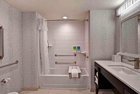 1Qn Accessible Tub Studio Lake View Nonsmokin