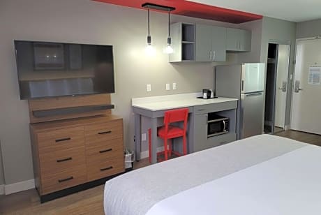 1 King Bed Deluxe Room Non-Smoking