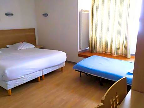 One-Bedroom Apartment (2 Adults & 2 Children)
