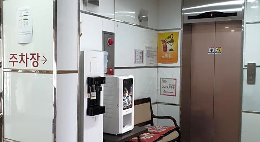 Green And Blue Hotel