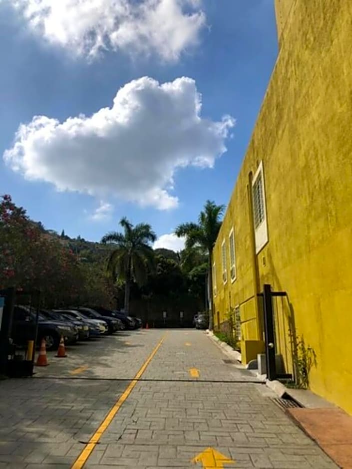 Beverly Hills: Hotel & Business