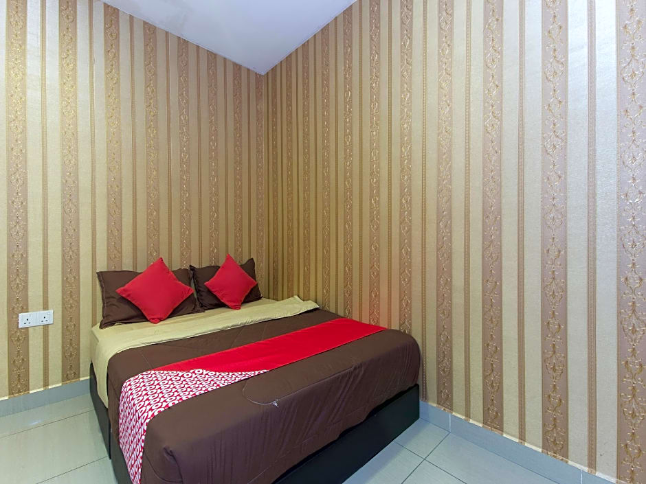 OYO 439 Night Queen Hotel
