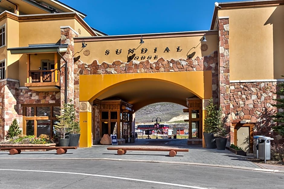 Sundial Lodge Larger Penthouse by Canyons Village Rentals
