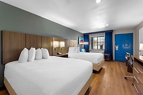 Queen Room with Two Queen Beds and Bathtub - Disability Access/Non-Smoking