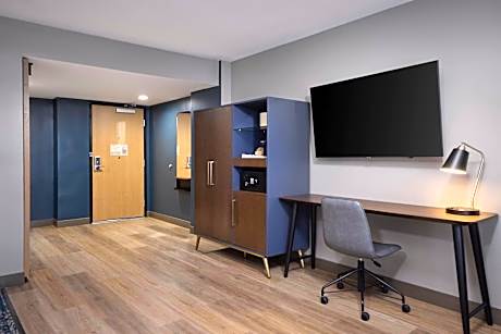 Standard Queen Room with Two Queen Beds - Mobility and Hearing Accessible with Roll-in Shower