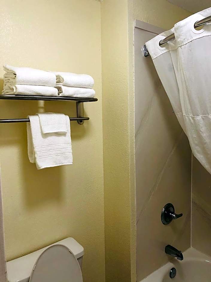 Days Inn & Suites by Wyndham Navarre - near Beaches/Hurlburt