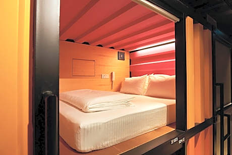 Capsule Queen (Check-In between 2000 - 0400 (12 hours stay)