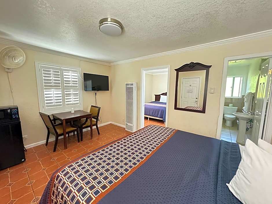 Photo 1 of 5 of 1 King Bed and 1 Queen Bed