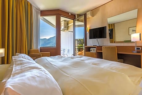 Smart Queen Room