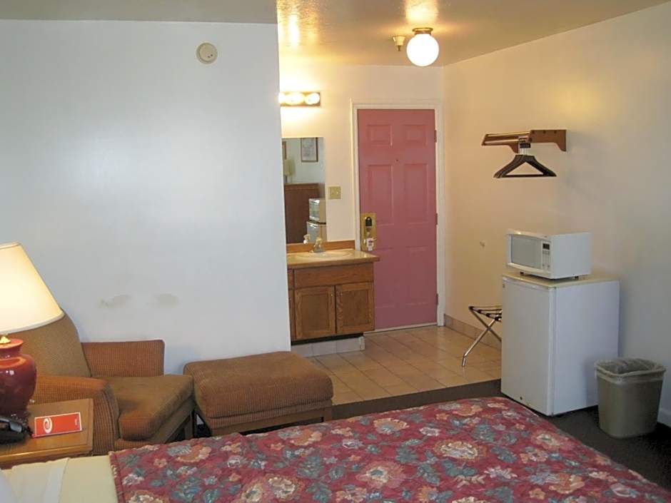 Photo 1 of 6 of 1 Queen Bed, Nonsmoking