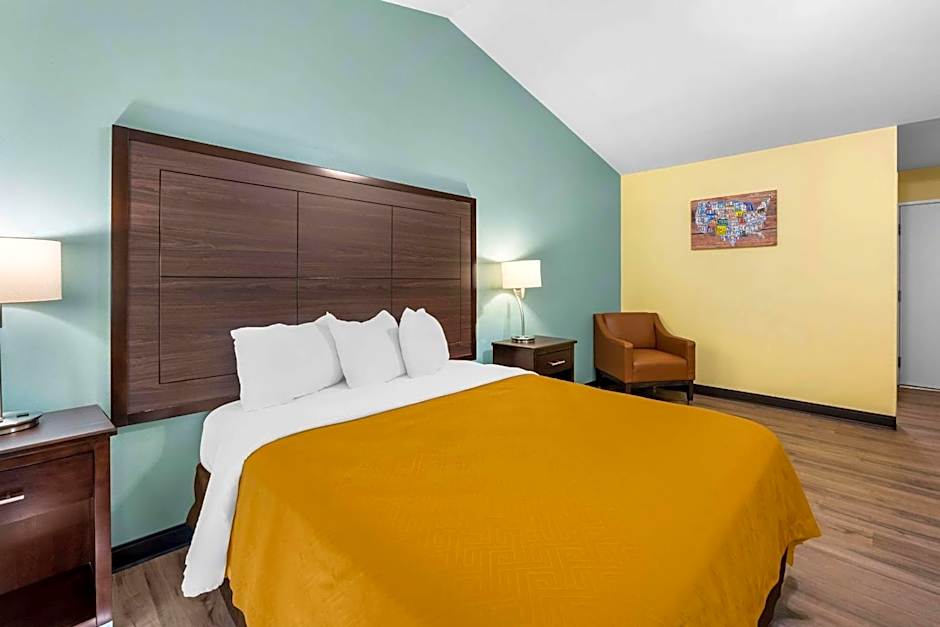 Econo Lodge Inn and Suites Eau Claire