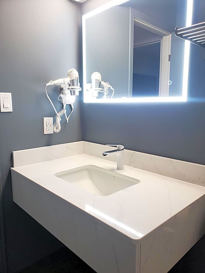 Moonlight Inn & Suites