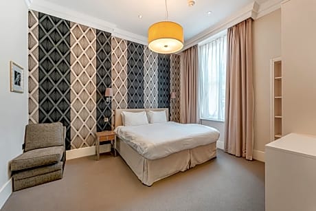 Deluxe One-Bedroom Apartment