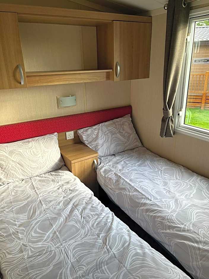 The Luxury break Sleeps 6 at 44 Kingfisher Court South facing