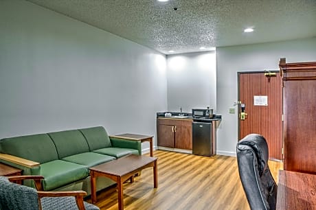 Deluxe Queen Suite - Non-Smoking