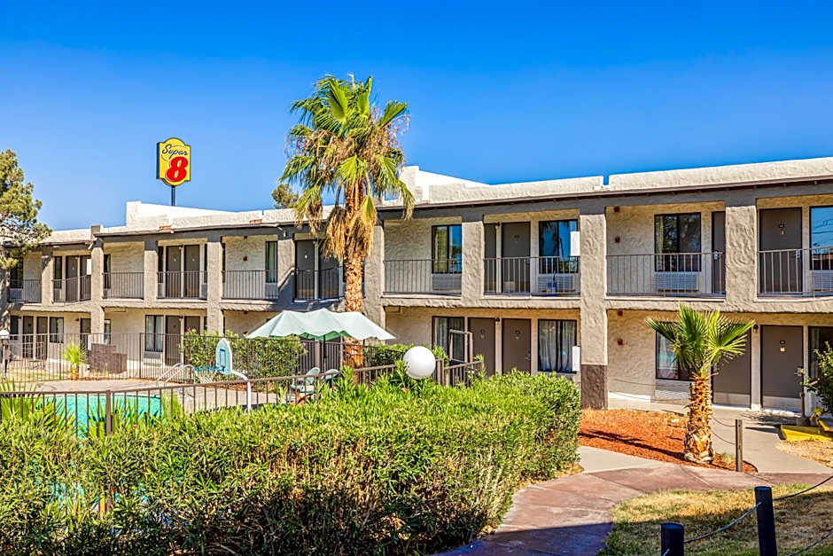 Super 8 by Wyndham Barstow