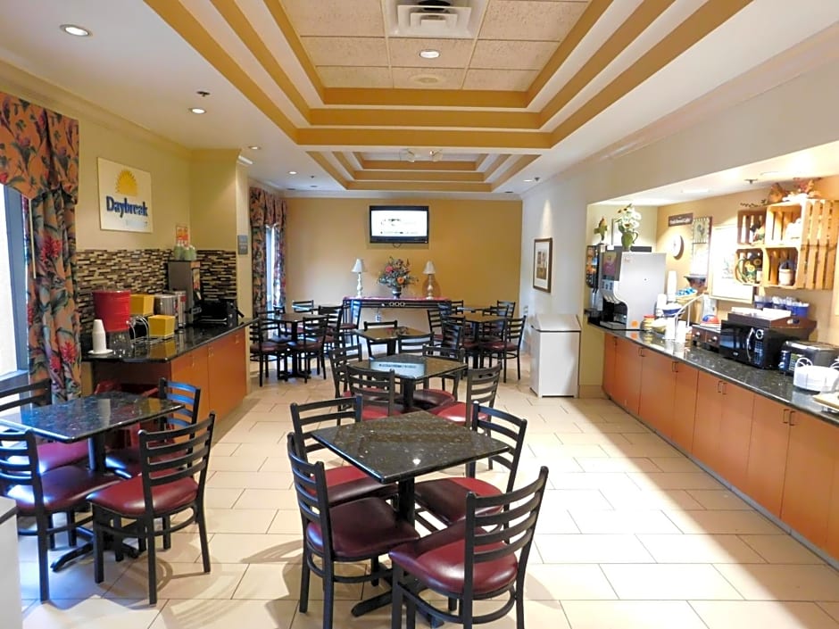 Days Inn & Suites by Wyndham Cedar Rapids