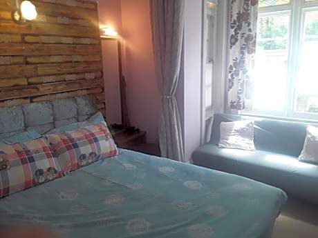 Deluxe Double Room (2 Adults + 1 Child)