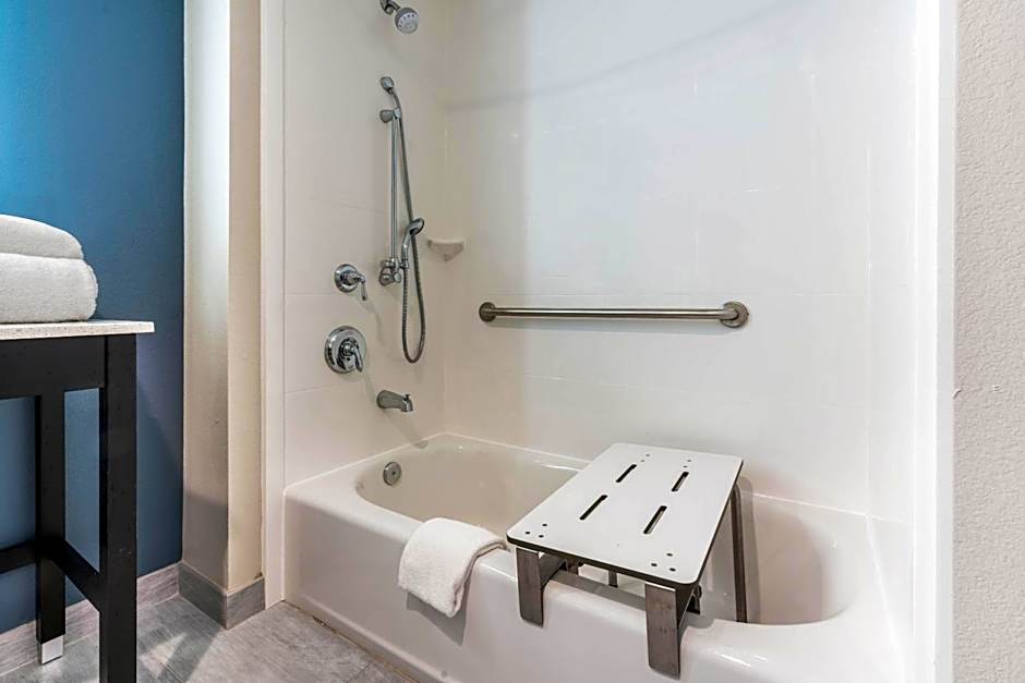 La Quinta Inn and Suites by Wyndham Houston Spring South