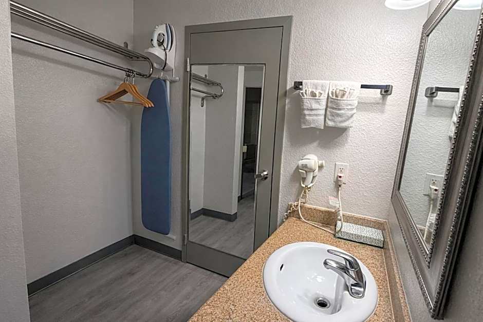 Express Inn & Suites