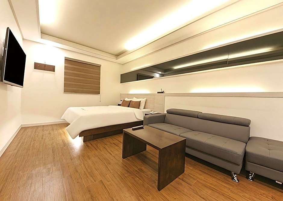 H  Hotel