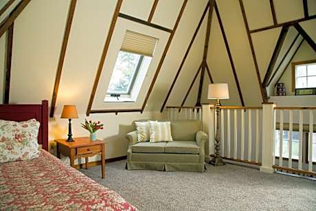 Room 9- Estate King Cottage with gas fireplace