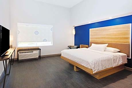 1 KING HEARING ACCESSIBLE ROOM W/RI SHOWER