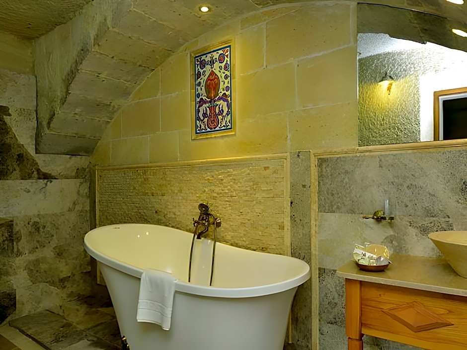 Seki Cave Hotel – Wake Up to Hot Air Balloons