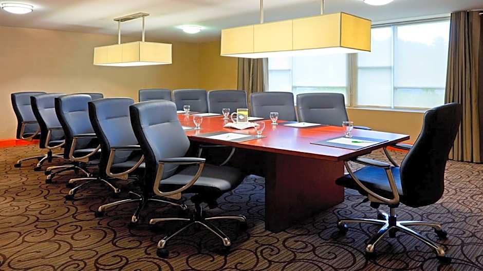 Holiday Inn Oakville Centre By IHG