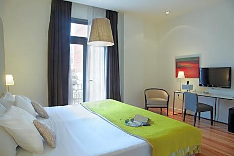 1 King Bed and 1 Twin Bed Suite Non-Smoking