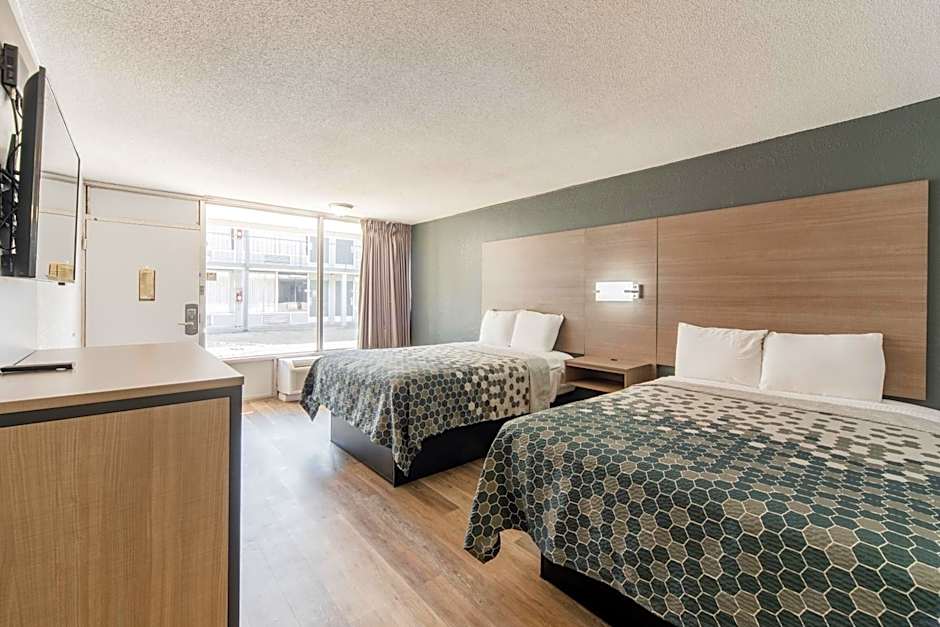 Econo Lodge Inn & Suites Bricktown