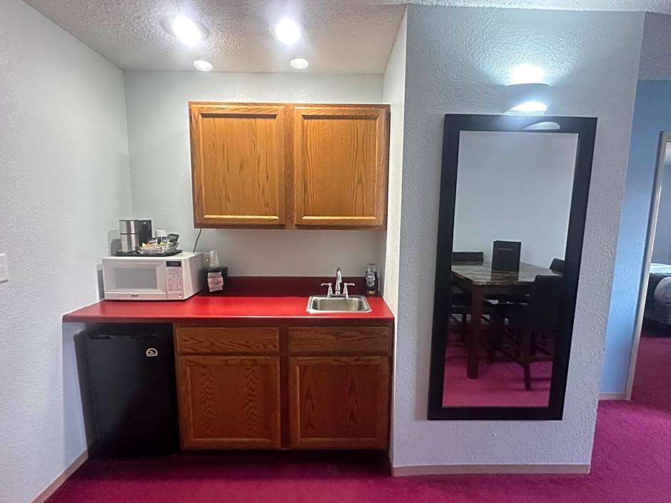 Pictured Rocks Inn and Suites