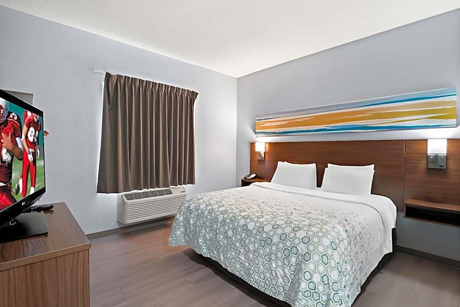 HomeTowne Studios by Red Roof East Lansing - Okemos