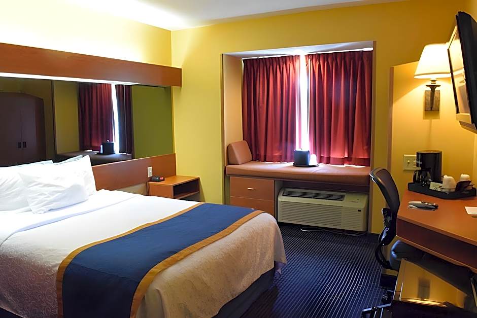 Photo 1 of 2 of 1 Queen Bed, Accessible