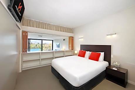 Lake View Two Bedroom Apartment with Balcony and Two Bathrooms