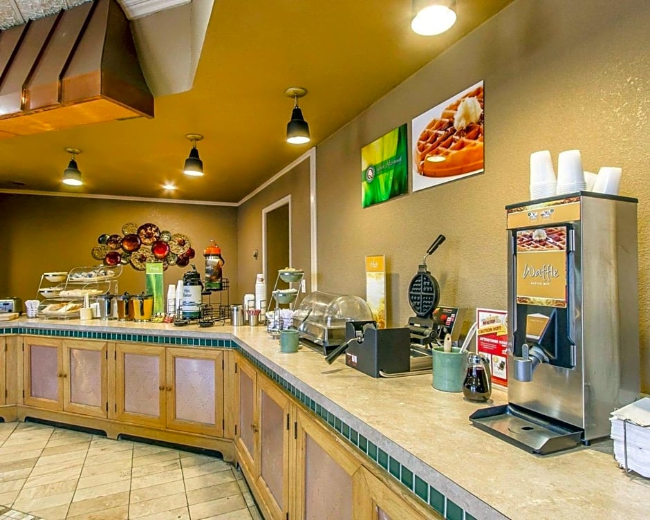 Quality Inn Ada near University
