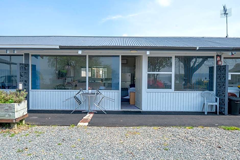 Jack & Di's Waiteti Lakefront Motel