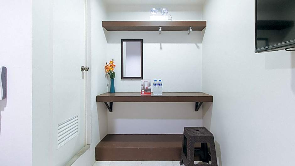 RedDoorz @ Bridgeway Hotel Tuguegarao City