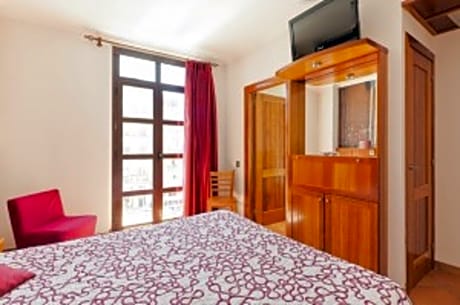 Double or Twin Room with Square View