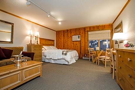 Deluxe Queen Room