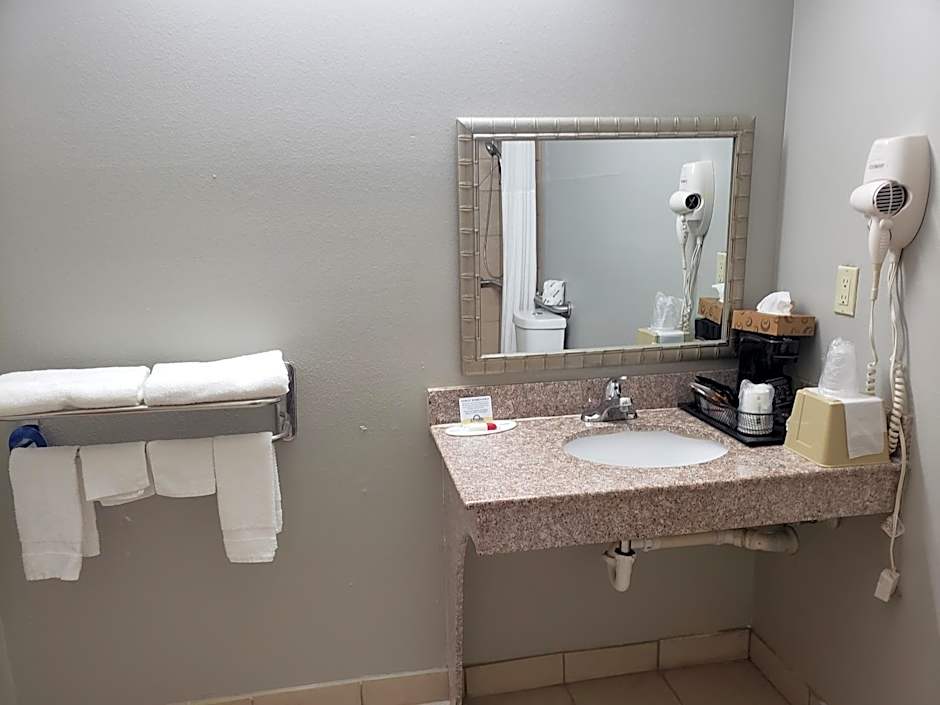 Days Inn & Suites by Wyndham Cleburne TX