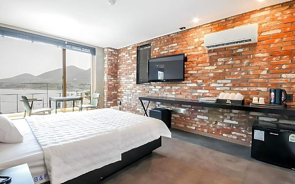 B&F Hotel