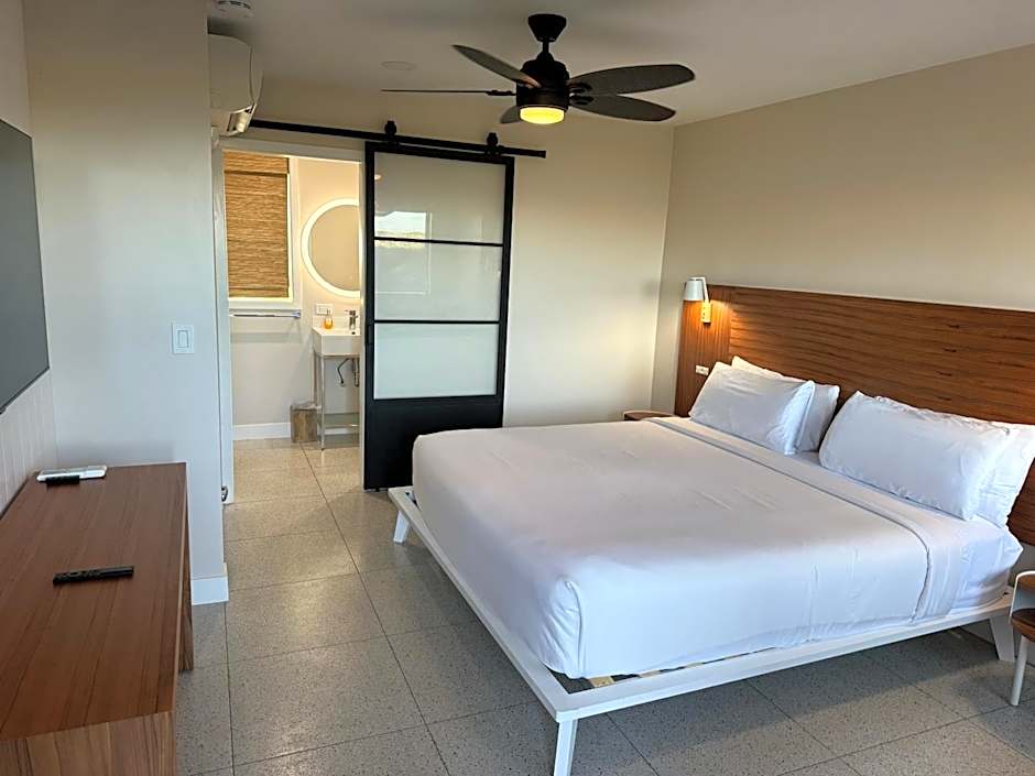 Photo 1 of 6 of Deluxe 1 King Bed