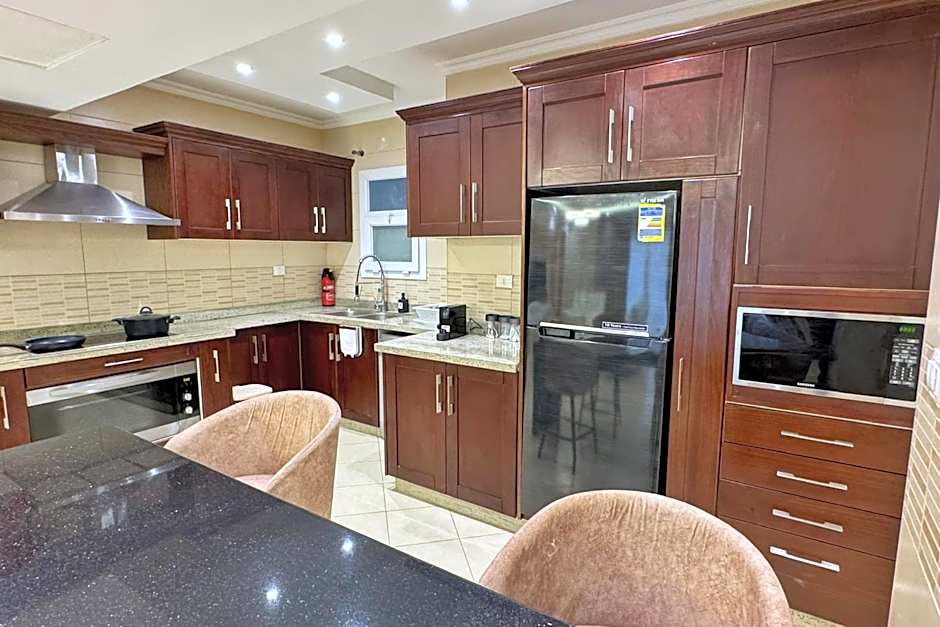 Calm & Classy 2BR - 5 min to Airport