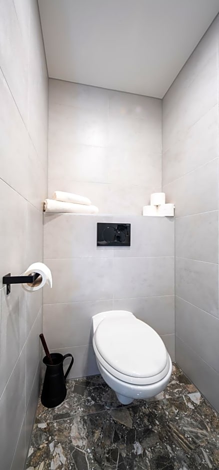 Family penthouse 7-Minutes from Rotterdam Central Newly Build top floor terrace R5