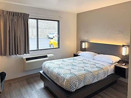 Deluxe King Room - Non-Smoking