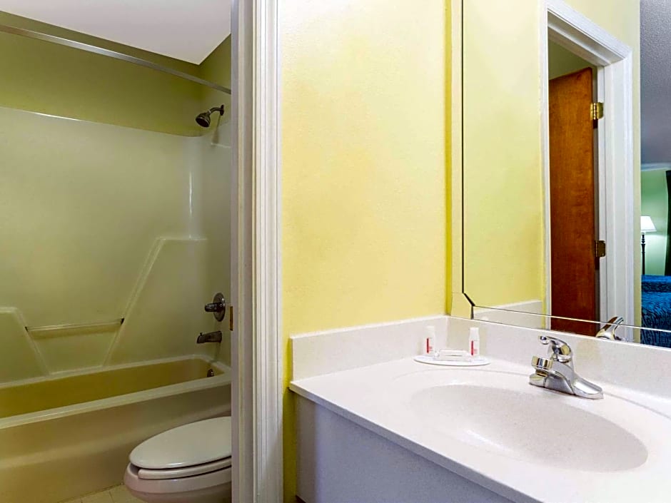 Days Inn by Wyndham Lamont/Monticello