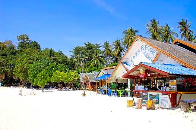 DAYA Beach, Lipe local