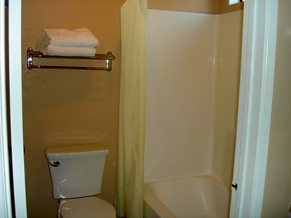 Bakersfield Inn & Suites