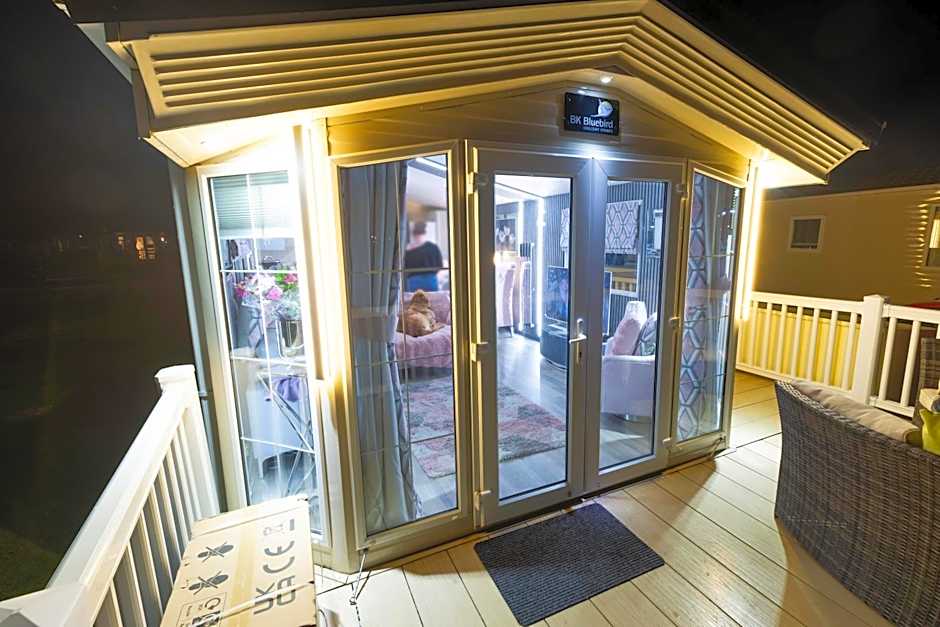 Tattershall VIP Retreat - Hot tub, stunning lakeside views, newly refurbished to an amazing 5 star standard